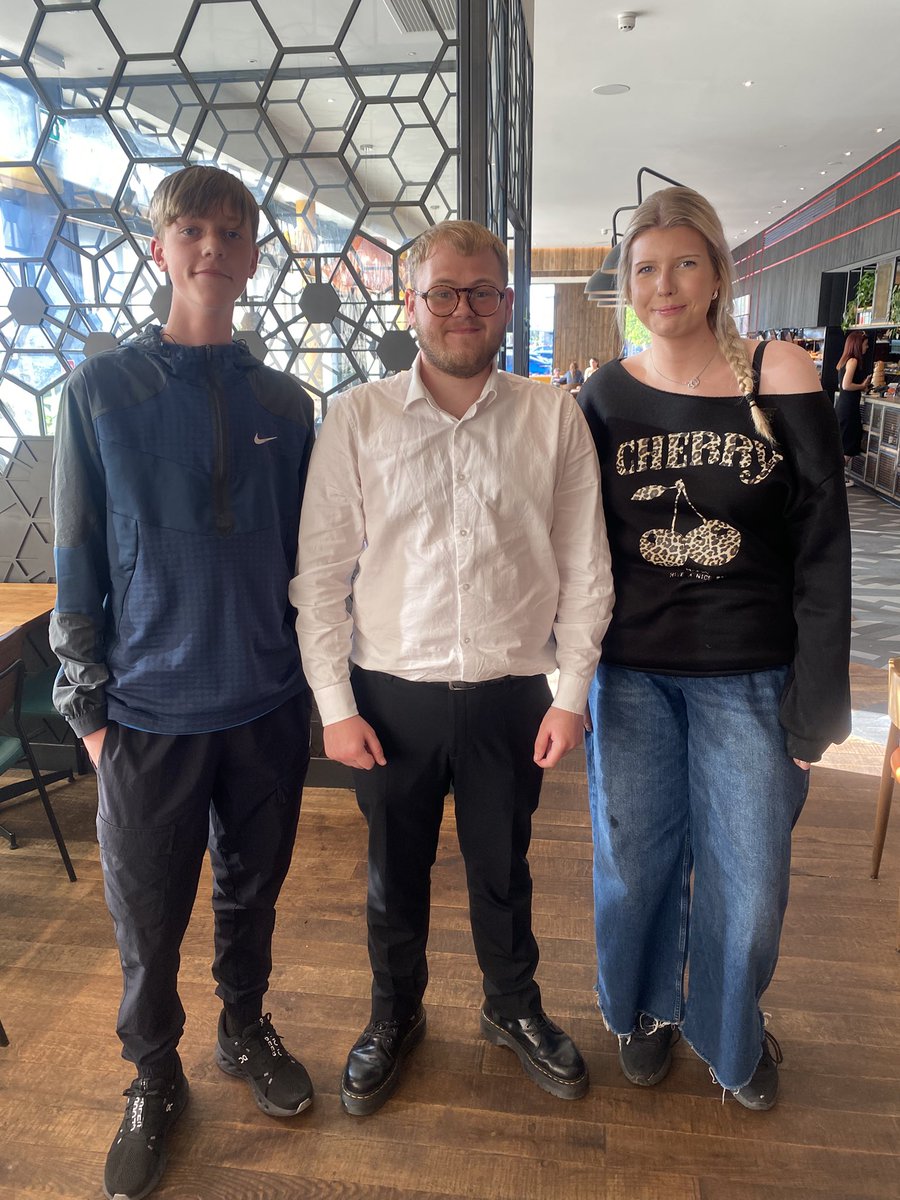 KateEmilyMeehan's tweet photo. @AlexMoo22833837 @TheLathums Nice bumping into Alex tonight in Nando’s, really friendly, thanks for the pics! 💙 https://t.co/sg2YDYeieL