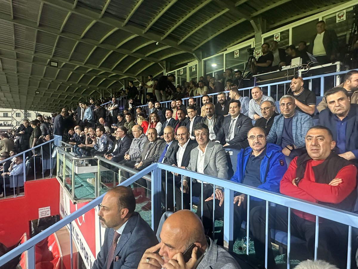 Tebrikler Vanspor!

Sahadan 4-1’lik net bir galibiyetle ayrılarak hepimizi sevindiren Vanspor’umuzu yürekten tebrik ediyorum. 

Bu güzel başarı, sadece bir skor değil; inancın, emeğin ve Van halkının desteğinin bir yansımasıdır. Yıllar sonra gece maçı heyecanını yeniden yaşamak,