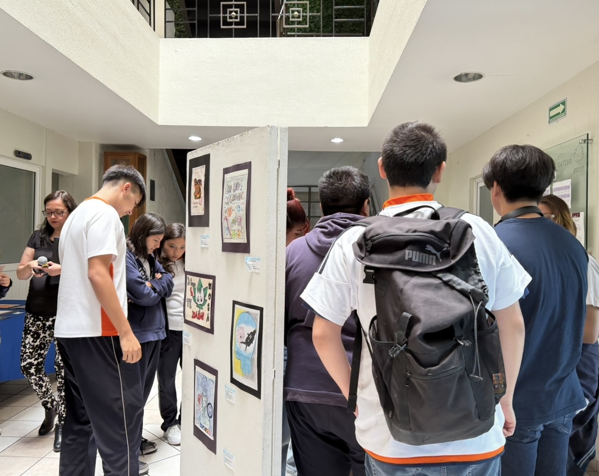 UNIVDEP's tweet photo. 🎨 Hoy se realizó la exposición de trabajos de Bachillerato Tecnológico en Diseño Gráfico y Prepa UNAM, destacando la creatividad y talento de nuestros estudiantes.
Contamos con la presencia del Dr. Mauricio Covarrubias, Secretario General.🎖️
#OrgulloUNIVDEP #TalentoJoven https://t.co/BSFtLtGBxI