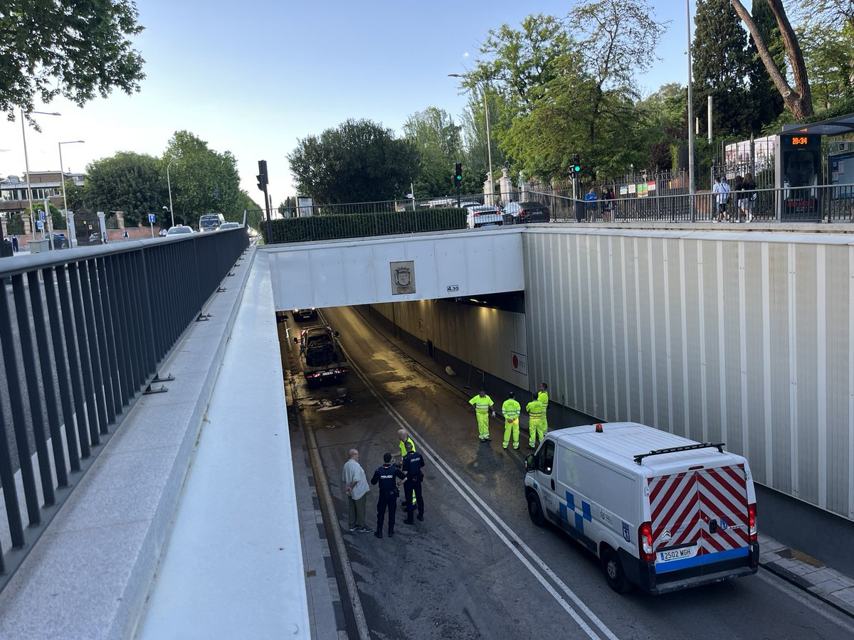 Por qué no se sabe nada aún ? , estaba yo en el retiro explotando y ha sonado dos explosiones y luego ha sido un coche pero que no se sepa nada aún .. 

RARO RARO