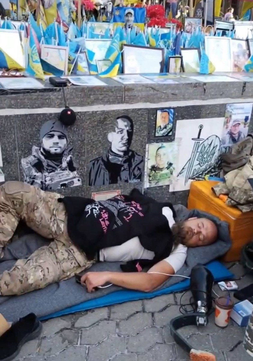 Учасник бойових дій, важко поранений під Ірпенем та власне вже ветеран на протезі на позивний «Латиш», просто зараз голодує в Києві біля народного меморіалу загиблих на Майдані Незалежності.

Причина проста. Центральна виконавча влада на всіх рівнях поклала на думку громадськості