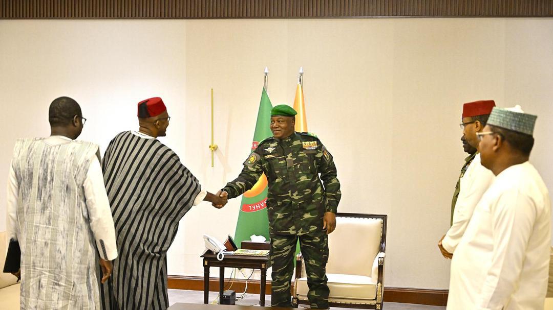Le mercredi 21 mai 2025, accompagné de mes homologues chargés de la culture des pays de l'AES, nous avons été reçus par Son Excellence le Général d'Armée ABDOURAHAMANE TIANI, Président de la République du Niger, pour la soumission officielle de l’hymne de l’AES : la Confédérale.