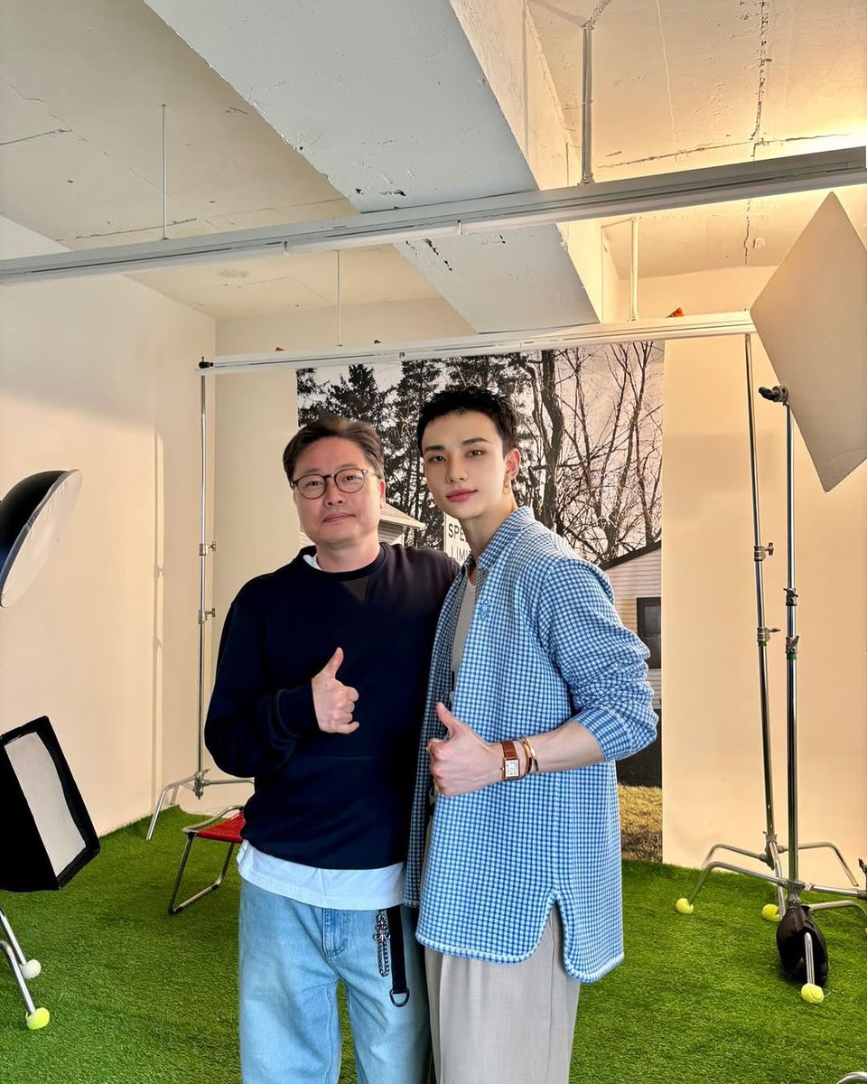 I asked our June cover man for a photo. He changed hands three times, but I, who have no sense, only got the thumbs up once. Oh my! Anyway, thanks to the perfect cover man, the June 2025 <Arena> issue was created beautifully. Please take a look