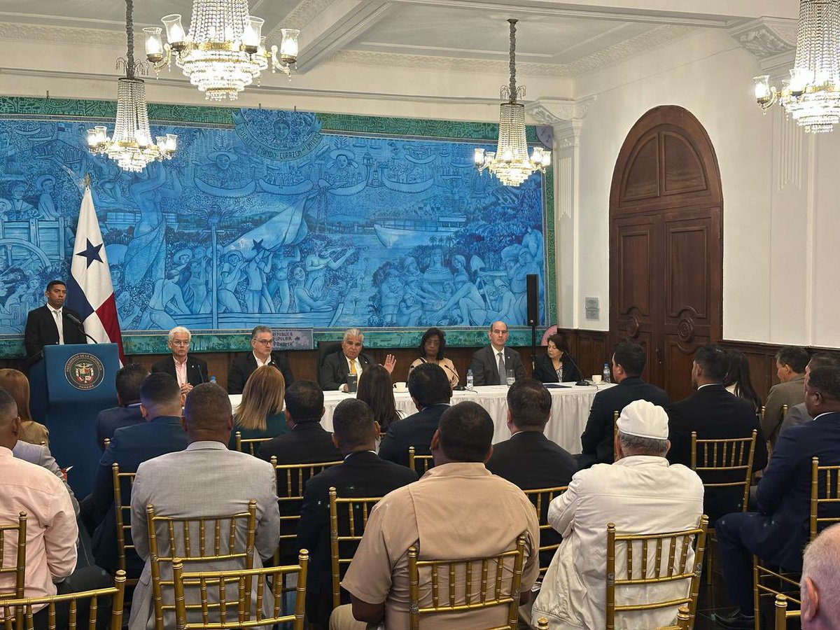 Presidencia de la República de Panamá (@presidenciapma) on Twitter photo El presidente <a href="/JoseRaulMulino/">José Raúl Mulino</a> sostuvo una reunión con la Asociación de Alcaldes y Representantes para abordar la situación del país y escuchar sus preocupaciones ante las recientes huelgas.
El diálogo y la colaboración son claves para avanzar juntos. #ConPasoFirme🇵🇦 El presidente <a href="/JoseRaulMulino/">José Raúl Mulino</a> sostuvo una reunión con la Asociación de Alcaldes y Representantes para abordar la situación del país y escuchar sus preocupaciones ante las recientes huelgas.
El diálogo y la colaboración son claves para avanzar juntos. #ConPasoFirme🇵🇦