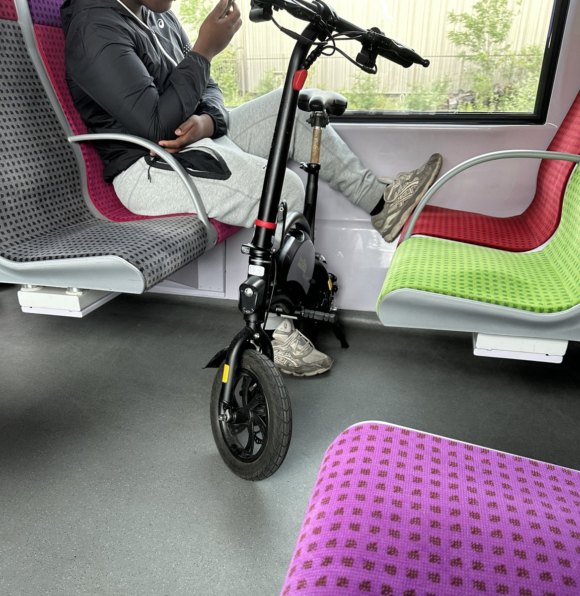 Après Séverine et ses lasagnes et Julie qui fraude et voyage sans billet je vous présente Charles-Edouard qui-prend-4-places-à-lui-tout-seul. Sans parler des pieds sur les sièges et du téléphone qui hurle. Pas grave, vu son prénom, il doit faire partie des voyageurs solvables !