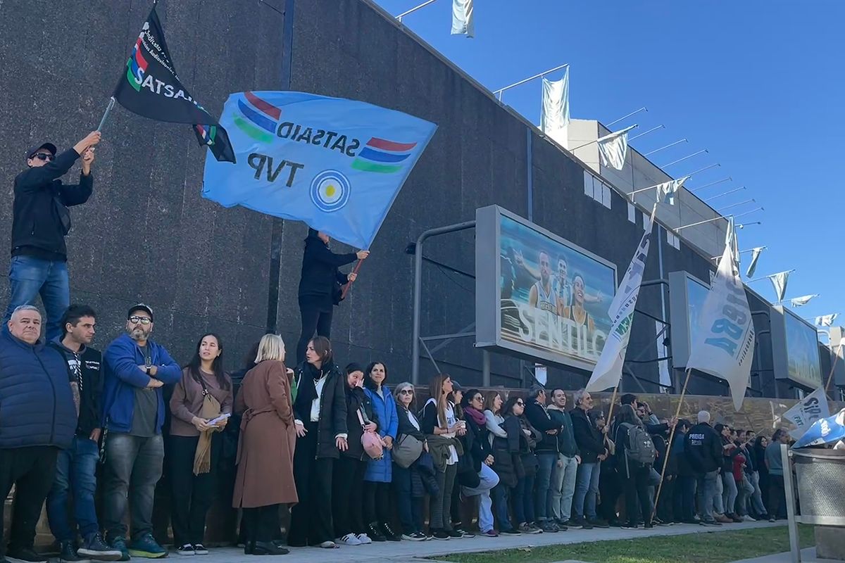 💪 Multitudinario abrazo por los Medios Públicos: “Vamos a ganar la pelea por los salarios en unidad”. buff.ly/SECtsN5