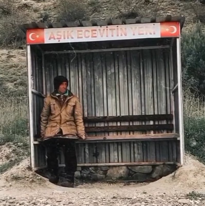 Hazin bir aşk hikayesi
Sevdiği kızı 25 yıldır aynı yerde bekleyen Ecevit.
Nasıl güzel sevmişsin sen.