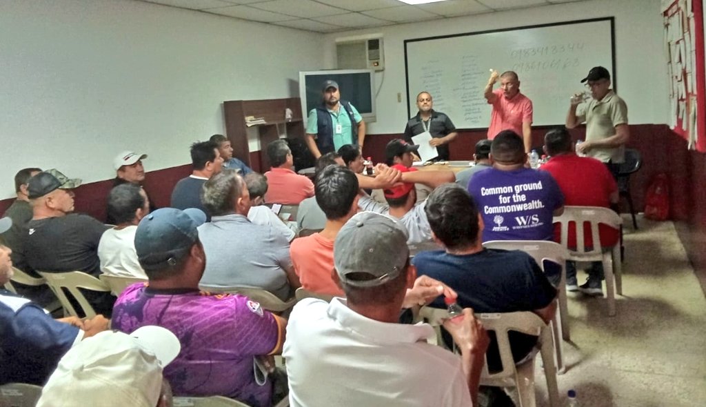 Agricultura_CZ4's tweet photo. #Manabi | Capacitamos a multiplicadores de semilla en manejo y producción de acuerdo a la Ley Organica de Agrobiodiversidad-Semillas y Fomento de la Agricultura Sustentable que permite mejorar la producción de forma sostenible para generar soberania alimentaria.
#ElNuevoEcuador🇪🇨 https://t.co/WBAfMlULDI