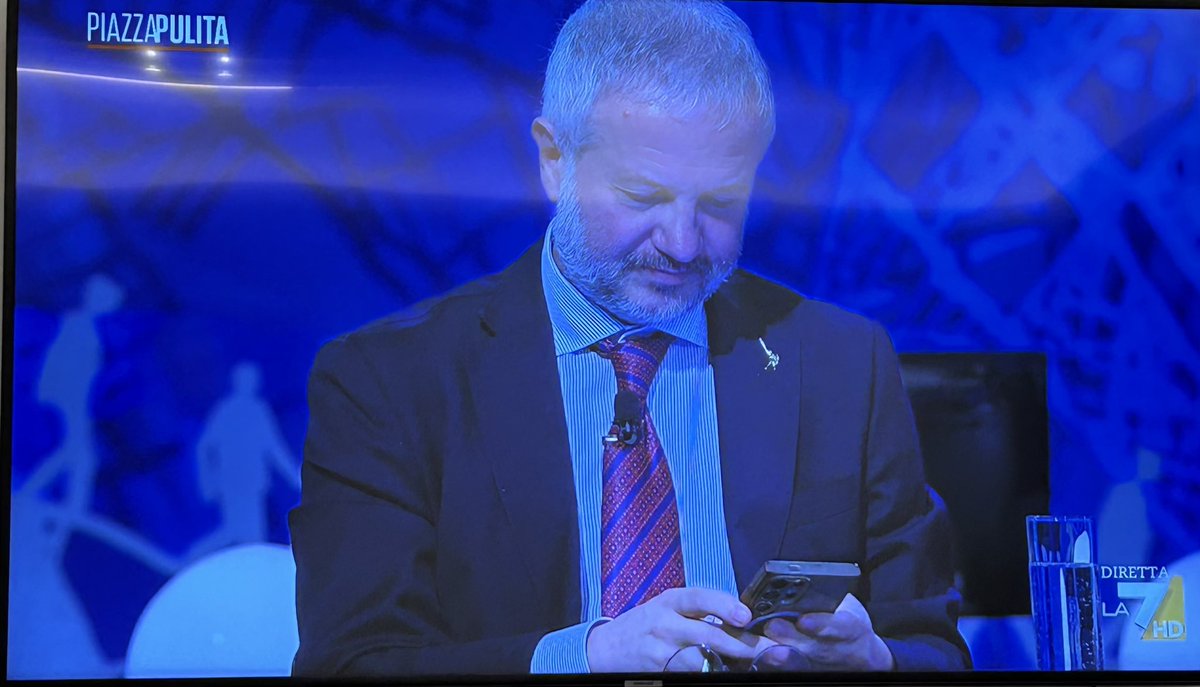 gianluca rinaldi (@gianlucarinald1) on Twitter photo Il cazzaro <a href="/borghi_claudio/">Claudio Borghi A.</a> mentre verifica le minchiate che dice.Sostiene che 10 Paesi hanno votato contro il piano pandemico dell’OMS,mentre <a href="/mariocalabresi/">Mario Calabresi</a> cerca di farlo ragionare
. Poi si lamenta se gli danno del fascista o del cojone😂 Il cazzaro <a href="/borghi_claudio/">Claudio Borghi A.</a> mentre verifica le minchiate che dice.Sostiene che 10 Paesi hanno votato contro il piano pandemico dell’OMS,mentre <a href="/mariocalabresi/">Mario Calabresi</a> cerca di farlo ragionare
. Poi si lamenta se gli danno del fascista o del cojone😂