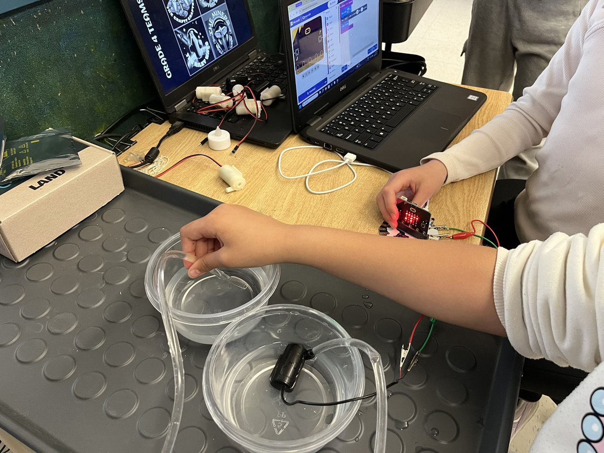 McM_MsT's tweet image. Coding an automated water system (pump &amp;amp; moisture sensor) students plant sunflower seeds &amp;amp; test their code for moisture sensor #WaterIsLife💦#TeachSDGs #STEM @InkSmith3D 
Taking care of our @Tomatosphere plants!