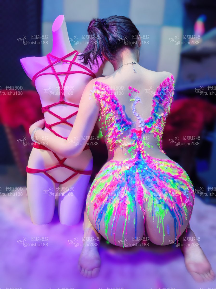 圈内滴蜡第一人长腿叔叔作品《凤求凰》
凤兮凤兮归故乡，遨游四海求其凰。
摄影📸 : <a href="/tuishu188/">长腿叔叔</a>
滴蜡🕯：<a href="/tuishu188/">长腿叔叔</a>

投稿 📭:
<a href="/Fengsiyuan/">Mr.死因</a> 
<a href="/wqganenshi_/">有稿投😁</a> 
<a href="/tbzt2024/">推波助臀（接投稿）</a> 

#杭州#山东 #潍坊 #青岛线下
#sm  #捆绑 #私房#滴蜡