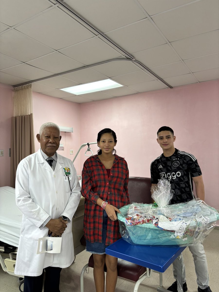 En conmemoración del Día del Médico, reafirmamos nuestro compromiso con la salud y el bienestar de nuestra comunidad
Hicimos entrega de canastillas con insumos para recién nacidos a familias de escasos recursos en la Sala de Maternidad del Hospital Santo Tomás.🏥🧺👩🏻‍🍼