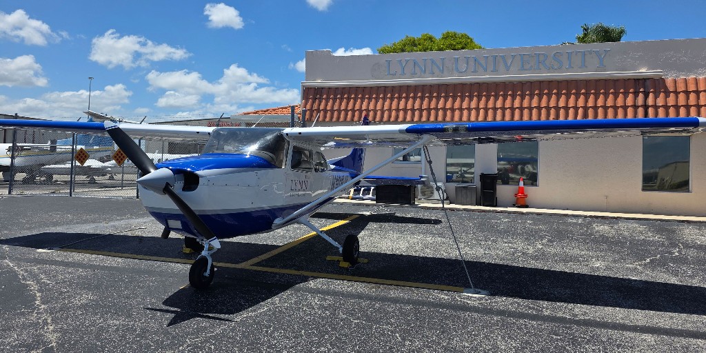 Fleet update ... ⚔️🛩️ Say hello to N101LU—the second aircraft to be branded with our Fighting Knights colors, thanks to the team at Advanced Aircraft Maintenance. Learn more about the College of Aeronautics and how to enroll: ow.ly/KYl150VXp42 #WeAreLynn