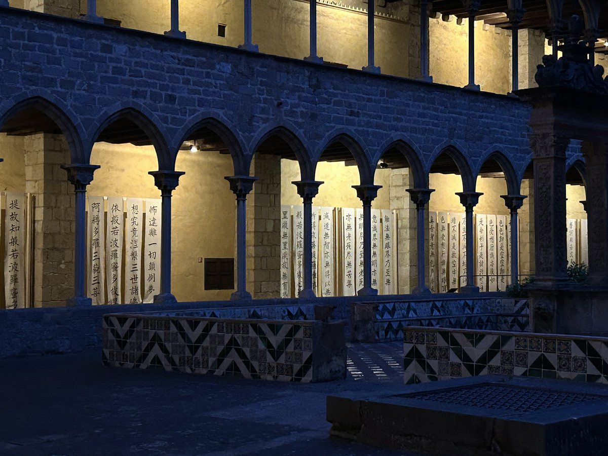 CasaAsia's tweet image. També hem pogut veure les impactants teles cal·ligrafiades per María Eugenia Manrique, que reprodueixen els 276 #kanjis del sutra Hannya Shingyo, un dels més recitats del #budisme #Mahayana.

Durant els propers dies, el monestir acollirà concerts, tallers, meditacions i converses