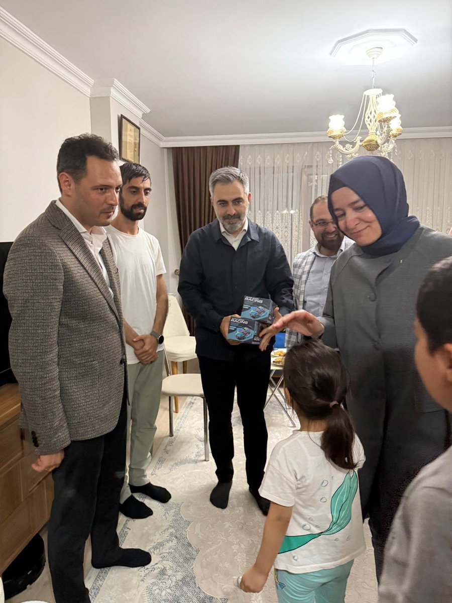 Ahmet Gök🇹🇷 (@ahmetgok55) on Twitter photo AK Parti Genel Başkan Yardımcımız, Sosyal Politikalar Başkanımız Sn. <a href="/drbetulsayan/">Dr.Betül Sayan Kaya 🇹🇷</a>, İl Sosyal Politikalar Başkanımız <a href="/aslanyus/">Yusuf Aslan</a> ,Ataşehir İlçe Başkanımız <a href="/burakcifci34/">Burak ÇİFCİ</a>, Y.Emre Tanış’ın katılımı ile vefat eden 15 Temmuz Gazimiz Mehmet Sarıgül’ün ailesine taziye ziyaretinde bulunduk AK Parti Genel Başkan Yardımcımız, Sosyal Politikalar Başkanımız Sn. <a href="/drbetulsayan/">Dr.Betül Sayan Kaya 🇹🇷</a>, İl Sosyal Politikalar Başkanımız <a href="/aslanyus/">Yusuf Aslan</a> ,Ataşehir İlçe Başkanımız <a href="/burakcifci34/">Burak ÇİFCİ</a>, Y.Emre Tanış’ın katılımı ile vefat eden 15 Temmuz Gazimiz Mehmet Sarıgül’ün ailesine taziye ziyaretinde bulunduk