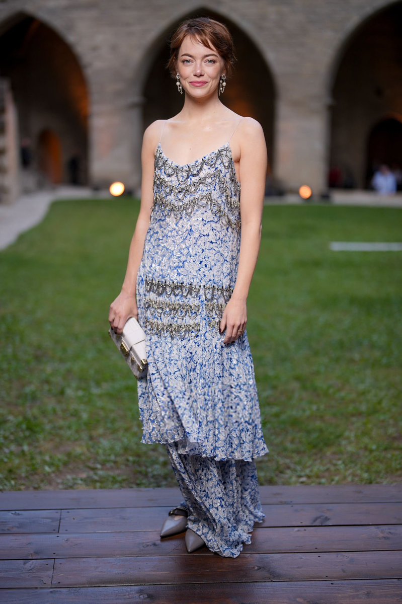 Emma Stone no desfile da Louis Vuitton hoje em Avignon, na França. 🩶