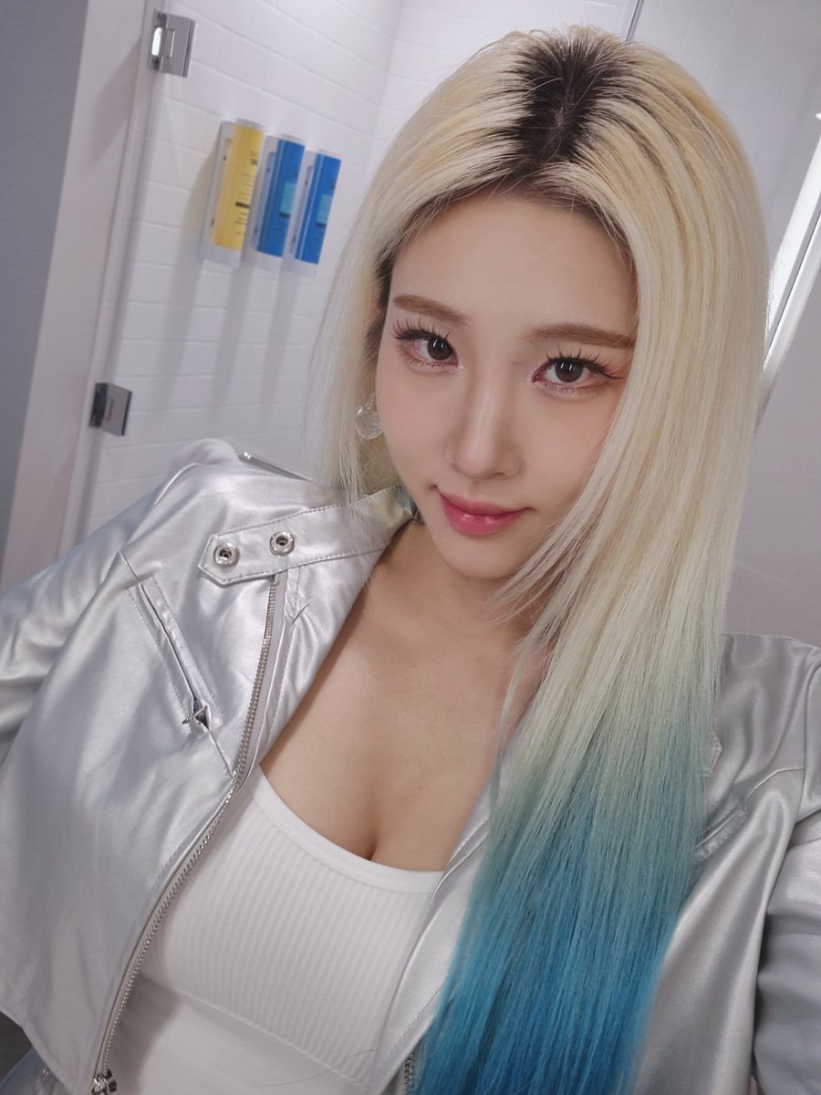 Thank you, USA, Portland🇺🇸🩶
2025. 05. 21 (Wed)
Star Theater

#롤링쿼츠 #RollingQuartz #다이아뎀 #Diadem #미국투어 #USACanadaTour2025 #북아메리카 #NorthAmerica #미국 #UnitedStatesofAmerica #USA #포틀랜드 #Portland #최현정 #ChoiHyunJung #Guitarist