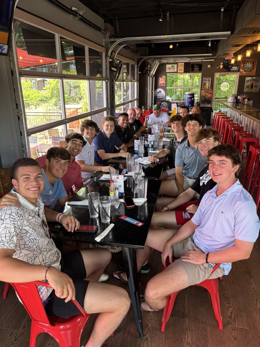 Senior lunch with the boys today before they graduate tomorrow!

#CatholicBSB || #RollCougs || #Htt