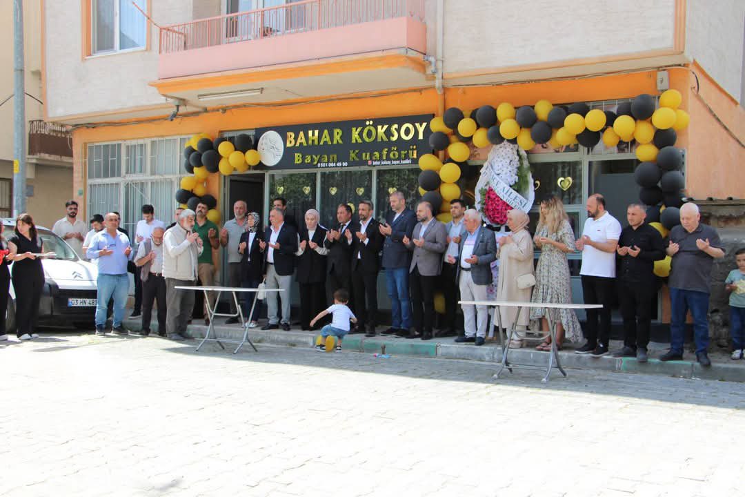 İlçe Başkanımız Sn. Mehmet Taşar, İlçe Yöneticilerimiz ve Başkanımız Aynur Beki,
Bahar Köksoy Bayan Kuaförünün açılışına katıldılar.
Hayırlı, bereketli bol kazançlar dileriz.