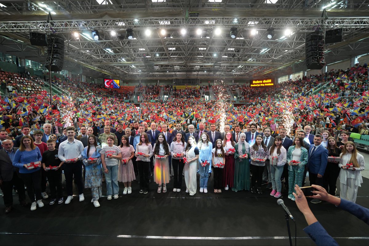 TC_SaraybosnaBE's tweet photo. 2.  Održan je 12. tradicionalni Dječiji festival u organizaciji Instituta Yunus Emre uz podršku Ministarstva nacionalnog obrazovanja, Ministarstva kulture i turizma, TIKA-e, TÜRKSOY-a i naše ambasade. Prisustvovalo je 5.600 učenika koji su odabrali turski, kao drugi strani jezik. https://t.co/ZIiSKb0qPX