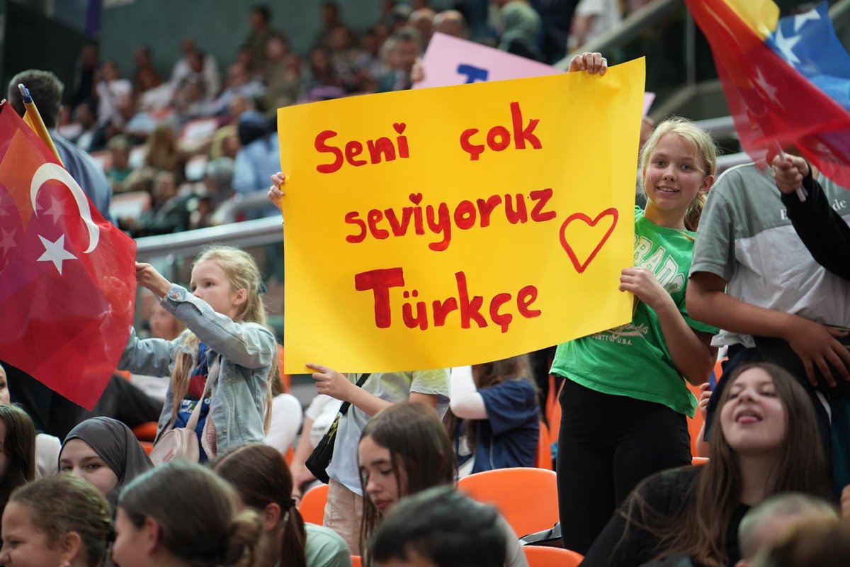 TC_SaraybosnaBE's tweet photo. 2.  Održan je 12. tradicionalni Dječiji festival u organizaciji Instituta Yunus Emre uz podršku Ministarstva nacionalnog obrazovanja, Ministarstva kulture i turizma, TIKA-e, TÜRKSOY-a i naše ambasade. Prisustvovalo je 5.600 učenika koji su odabrali turski, kao drugi strani jezik. https://t.co/ZIiSKb0qPX