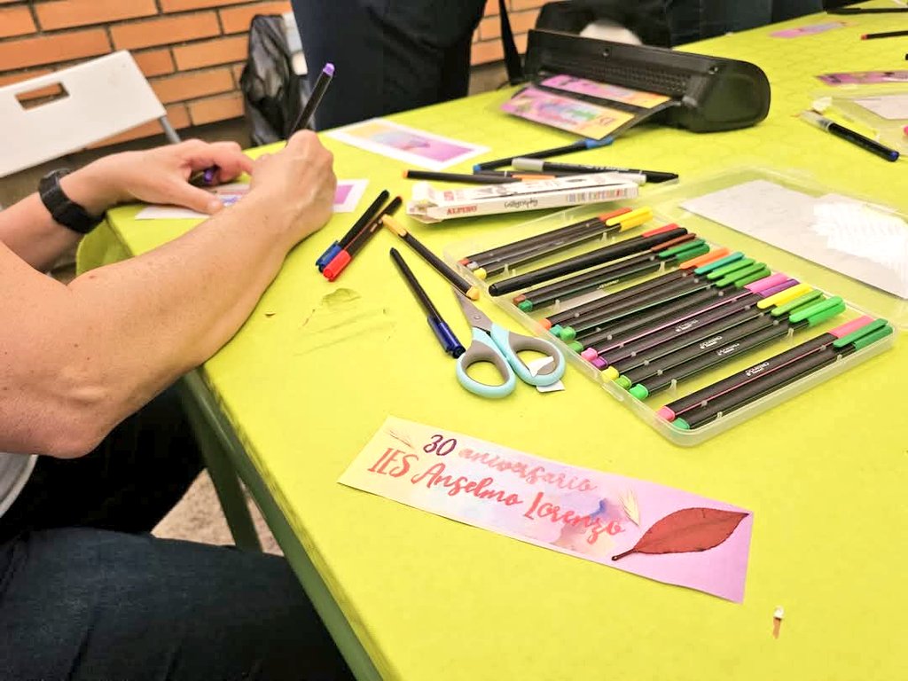 🏫 El IES Anselmo Lorenzo 🤩  celebra 30 años 👩‍🏫 en #SanMartinDeLaVega y lo celebra con actividades como la creación de un 🎨 grafiti conmemorativo o un taller de ✍🏻 lettering.

😍 Felicitamos a todos los que han formado a tantas generaciones.

📰NOTICIA:
 ayto-smv.es/2025/05/22/el-…