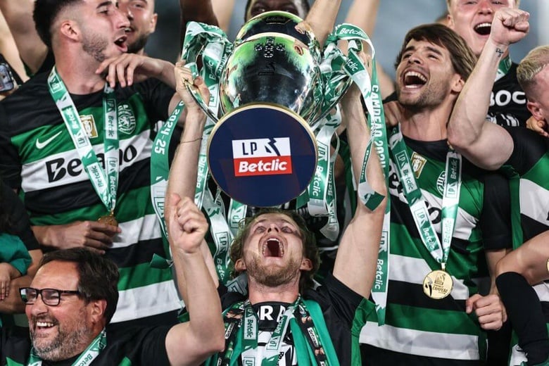 Hjulmand: "Vai ser muito difícil sair do Sporting"

"Estou muito feliz por estar no Sporting, por representar o clube. E isso é importante para a minha vida privada, a felicidade. E aqui tenho-a. Vai ser muito difícil sair do Sporting"

Via: <a href="/RTP1/">RTP1</a>