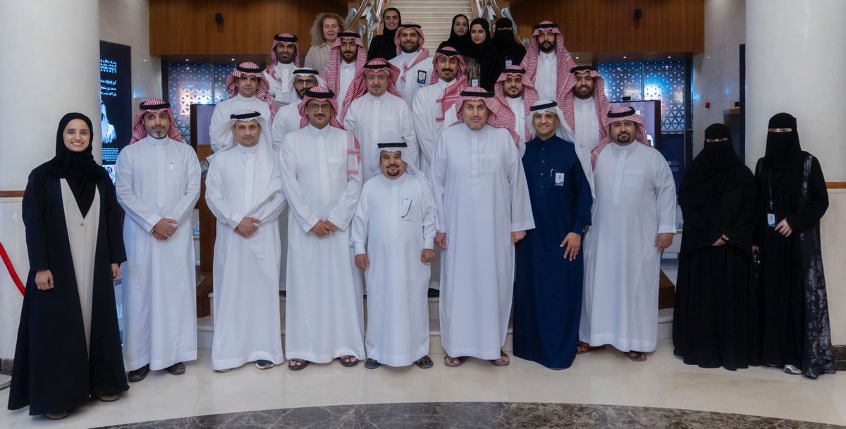 نظّمت أكاديمية واس للتدريب الإخباري اليوم اللقاء التشاوري مع عمداء ورؤساء كليات وأقسام الإعلام في الجامعات الحكومية السعودية، وذلك بهدف بحث سبل التكامل بين الأكاديمية والجامعات، وتعزيز التعاون المشترك لتحقيق أهداف التحول الإعلامي عبر بناء الإنسان.

شارك في اللقاء عمداء ورؤساء