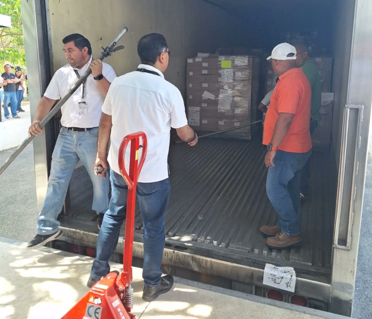 ARREGLO EN EL LIMBO | “Reforma judicial yucateca” está en problemas. Exponen pacto previo entre #HuachoDíaz y la bancada panista para prolongar el mandato de seis magistrados "vilistas" a cambio del voto calificado. Los turbios acuerdos transexenales: bit.ly/43y15oJ