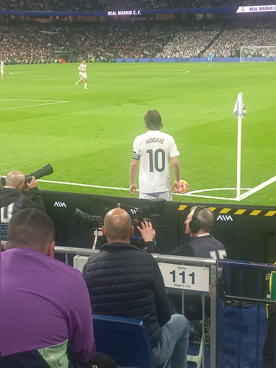 Fer__Mostoles's tweet photo. Puedo decir orgulloso que estuve en el penúltimo partido de Don Luka Modrić en el templo Madridista!🤍
#YoViJugaraLukaModrić
#GraciasLuka https://t.co/7uQzgoeIzd