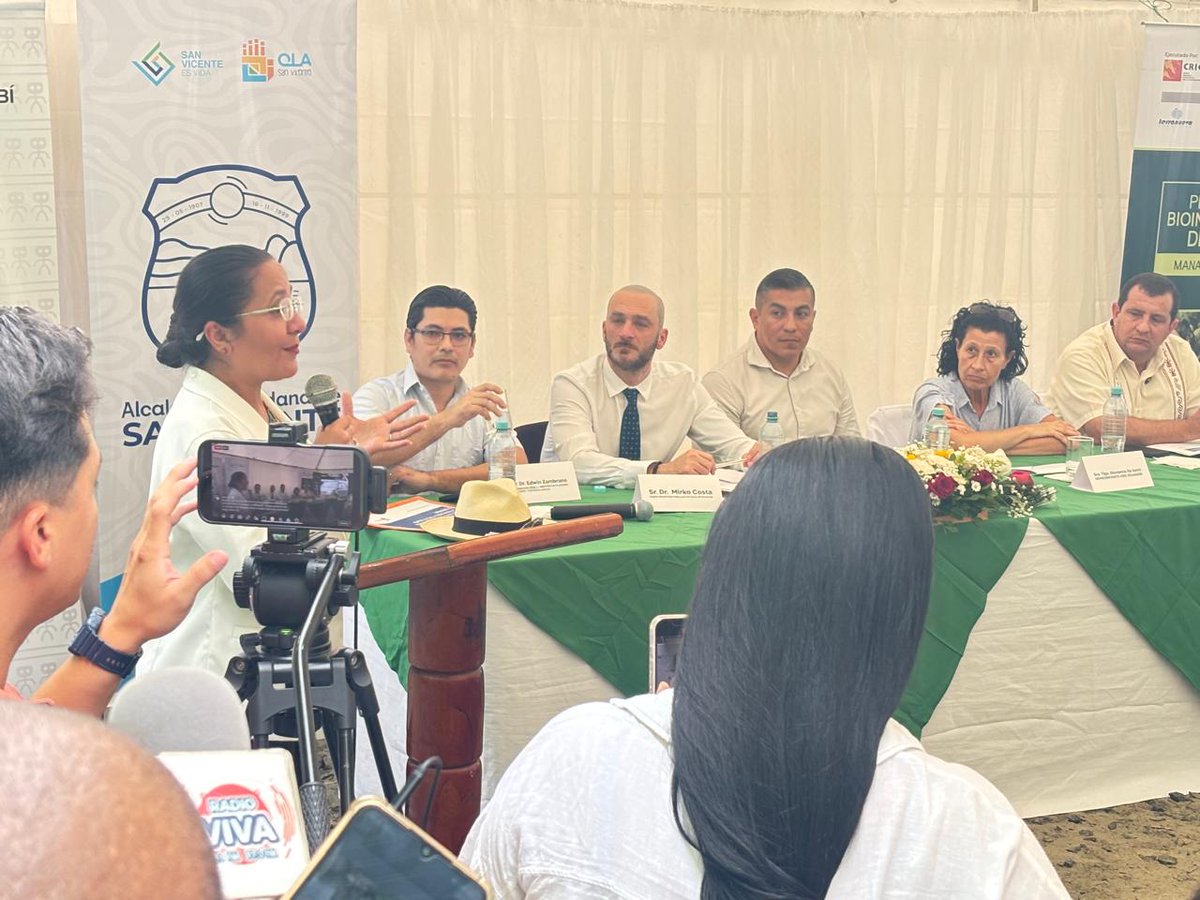 #Manabí | Participamos en la inauguración de la planta de Bioinsecticida y Bioabono de Neem.  Este
proyecto busca recuperar las cadenas de valor mediante la transformación del Neem en bioinsecticida y biofertilizante, promoviendo una economía circular y el desarrollo sostenible.