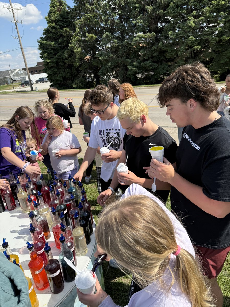 Don’t forget to stop by for some Made it Myself Shaved Ice to celebrate the last day of school! Thanks to the Junior Class for sponsoring the start of summer break! 💜🐻