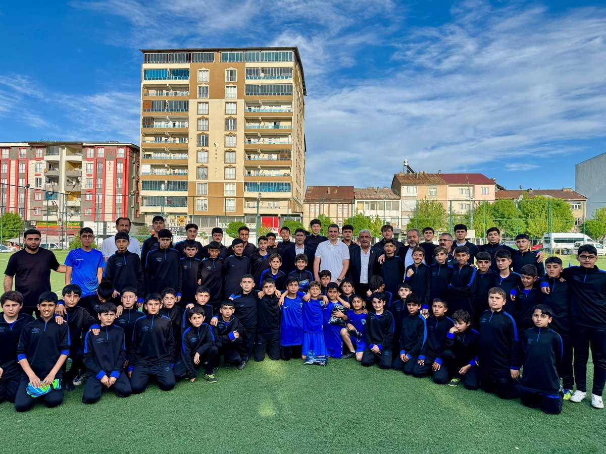 Mehmet Akif Çavuş (@makifcavus) on Twitter photo Muş Gençlerbirliği Spor Kulübümüzün 50. Yılı münasebetiyle Valimiz Sayın Avni ÇAKIR bey'in destekleri ile 60 Futbolcumuza Esofman, Şort tişört dağıtımını gerçekleştirdik. Sayın Valim bu sizin eseriniz, sizlere minnettarız. <a href="/Valiavnicakir/">Avni Çakır</a> <a href="/CihatAbukan/">Cihat ABUKAN</a> Muş Gençlerbirliği Spor Kulübümüzün 50. Yılı münasebetiyle Valimiz Sayın Avni ÇAKIR bey'in destekleri ile 60 Futbolcumuza Esofman, Şort tişört dağıtımını gerçekleştirdik. Sayın Valim bu sizin eseriniz, sizlere minnettarız. <a href="/Valiavnicakir/">Avni Çakır</a> <a href="/CihatAbukan/">Cihat ABUKAN</a>