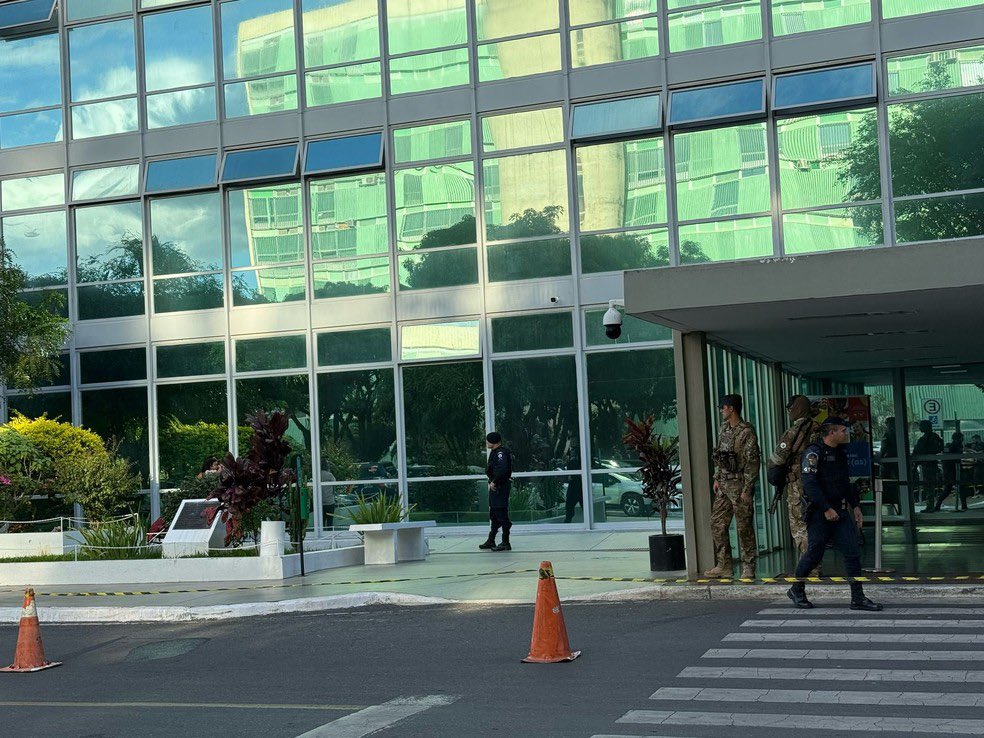 🚨URGENTE: Homem com EXPLOSIVO acaba de INVADIR o Ministério do Desenvolvimento Social em Brasília. PMDF age, enquanto duas crianças estão com o BOLSONARISTA. Lula não está na REDONDEZA. TENSÃO TOTAL no coração do governo federal.