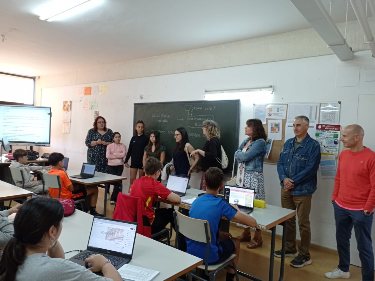 IESO_SlaMesta's tweet photo. Primera jornada de #muéveteconGalicia25, profesorado del IES Chivite de Verín nos 👁️#Observa 👁️. Hoy ha tocado #Metodologias #Activas Interdisciplinar #MAIC, oratoria, convivencia y alumnado ayudante. Mañana ➕ @InnovacionForm @MarianaMorale19 @educaciongob @Junta_Ex https://t.co/Xpn9qWSA1r