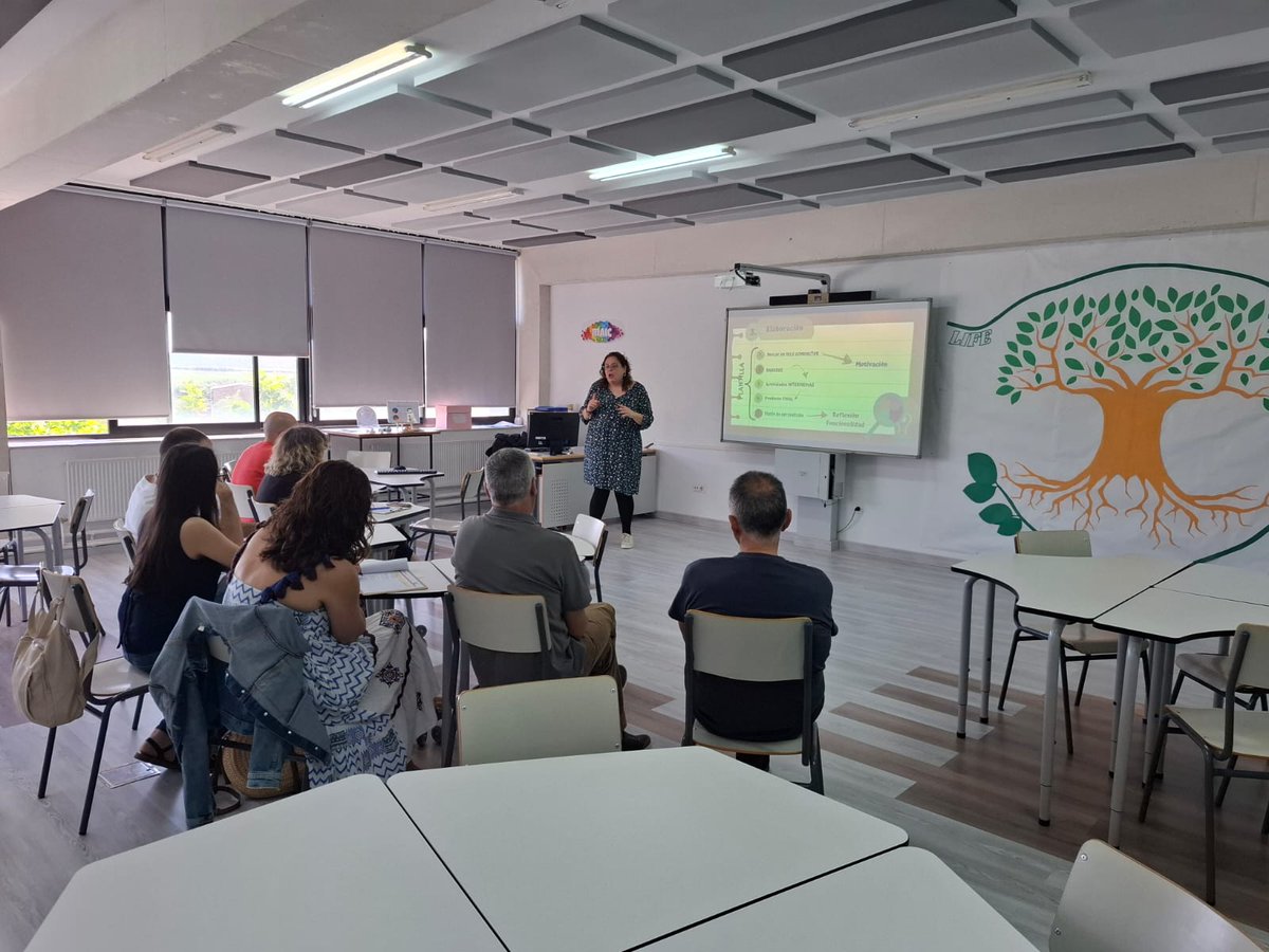 IESO_SlaMesta's tweet photo. Primera jornada de #muéveteconGalicia25, profesorado del IES Chivite de Verín nos 👁️#Observa 👁️. Hoy ha tocado #Metodologias #Activas Interdisciplinar #MAIC, oratoria, convivencia y alumnado ayudante. Mañana ➕ @InnovacionForm @MarianaMorale19 @educaciongob @Junta_Ex https://t.co/Xpn9qWSA1r
