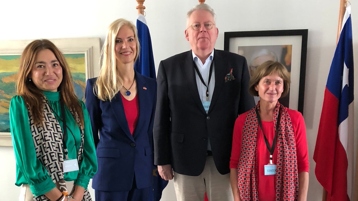 Hoy tuvimos un muy interesante intercambio en la Embajada con representantes de <a href="/DeutscheWelle/">DW Deutsche Welle</a>.
La programación de DW es muy apreciada por el público chileno y son muchos los profesionales y comunicadores de Chile y de América Latina que, desde Alemania, contribuyen a su calidad.