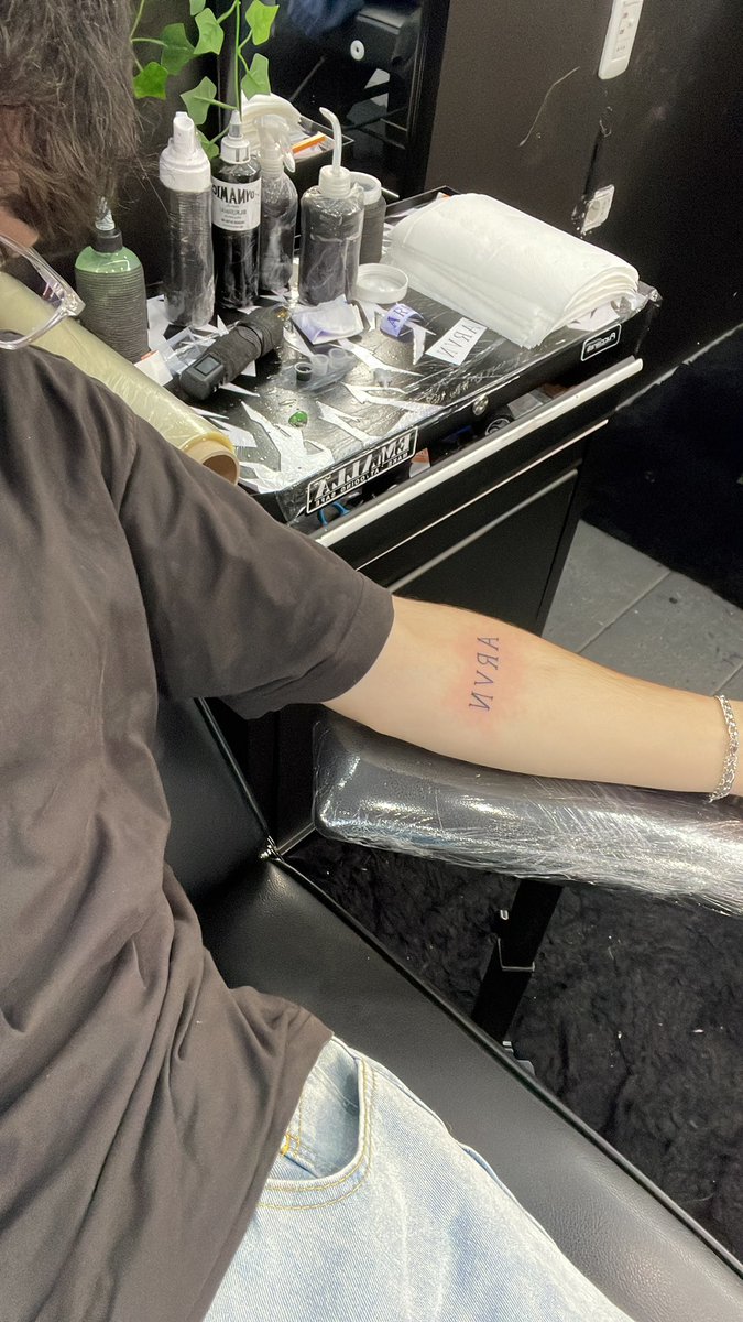 imoutnn's tweet photo. un día me tatué las iniciales de mis mejores amigos https://t.co/zmVfiVMi5C