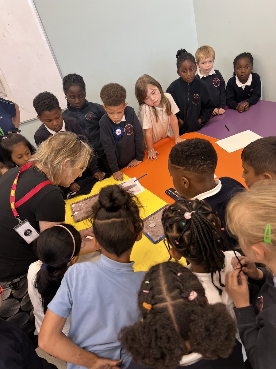 C2 visited the Lowry today. We explored some of L.S Lowry’s original artwork in the Gallery before heading to a workshop. In the workshop we explored creating artwork inspired by Lowry using charcoal and paint. We all had lots fun being Artists for the day!  👨🏽‍🎨🎨