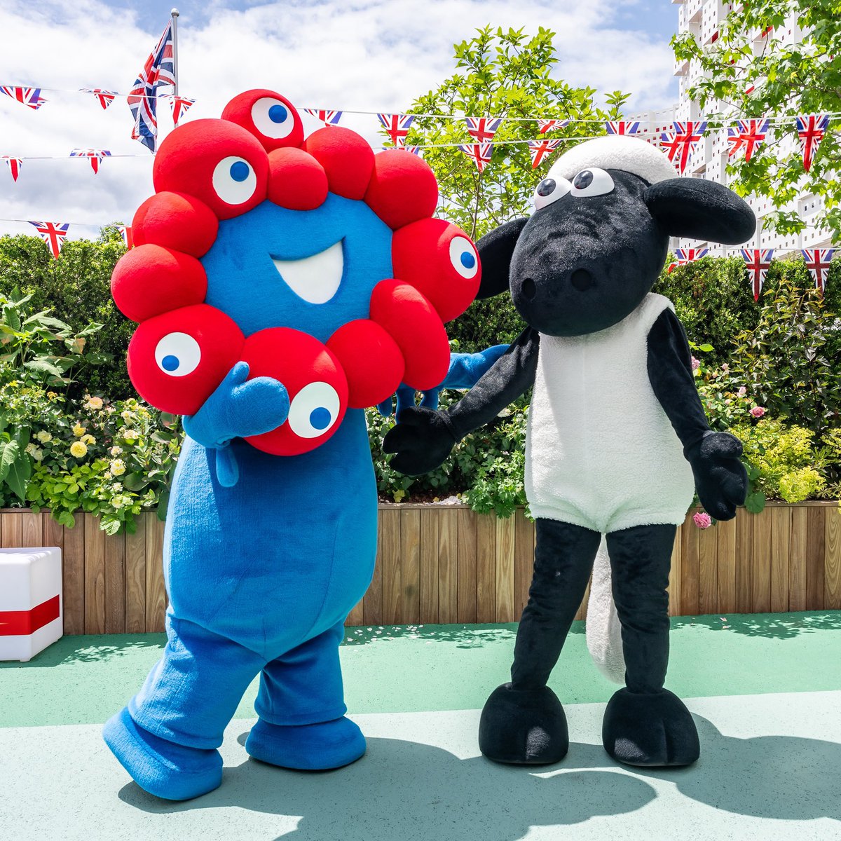 🇬🇧 UK National Day at Expo 2025 was a massive success! 🎉 Packed events, vibrant cultural displays and British innovation stole the spotlight. The afternoon tea even made headlines! ☕ 

And the highlight? $MYAKU meeting his pal Shaun the Sheep! 🐑 What an unforgettable day! 

🔴