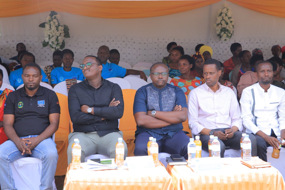 JoelOptimist1's tweet photo. Today marked the beginning of the District Closeout Events for the 5-year #EUHorticultureProject (2020–2025), funded by the @EUinRW and implemented by @aeerwanda in partnership with @Tearfund.

We kicked off in @KayonzaDistrict with key stakeholders and farming beneficiaries.🧵👇🏿 https://t.co/YTYFqrPFlC