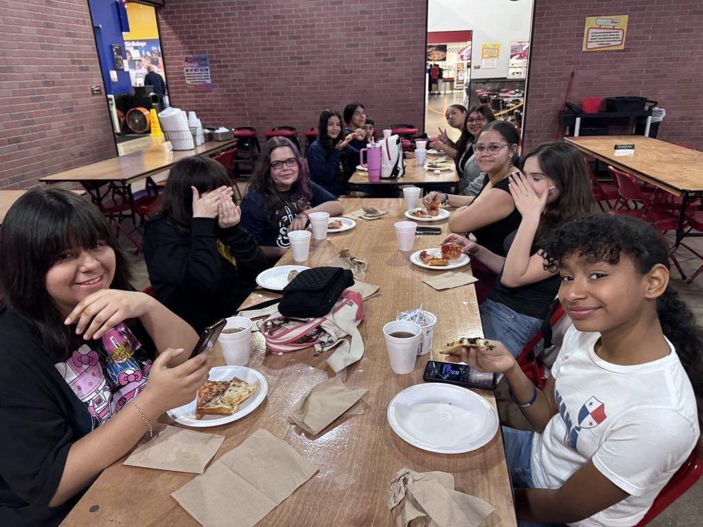 swisd_sco's tweet photo. The Scobee Yearbook staff celebrated a job well done at Incredible Pizza π
#ItsATigerThing #RootEdScobeeMS #swisdexperience https://t.co/1zoNVg9ojq