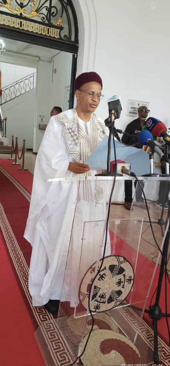 Ministère des Arts et de la Culture 🇨🇲 (@minac237) on Twitter photo Le <a href="/MINAC237/">Ministère des Arts et de la Culture 🇨🇲</a> dans l’optique d’honorer les grandes figures de l’histoire du Cameroun a présidé la remise solennelle au Musée National du portrait de S.M.HAMAN Lawal.
Lire plus dans:
minac-gov.cm
<a href="/joDionNgute/">PM - Dion Ngute - CMR</a>
<a href="/CRTV_web/">CRTVweb</a>
<a href="/actucameroun/">Actu Cameroun</a>
<a href="/UNESCO/">UNESCO 🏛️ #Education #Sciences #Culture 🇺🇳</a>
<a href="/MNM_Cameroun/">Musée National du Cameroun</a> Le <a href="/MINAC237/">Ministère des Arts et de la Culture 🇨🇲</a> dans l’optique d’honorer les grandes figures de l’histoire du Cameroun a présidé la remise solennelle au Musée National du portrait de S.M.HAMAN Lawal.
Lire plus dans:
minac-gov.cm
<a href="/joDionNgute/">PM - Dion Ngute - CMR</a>
<a href="/CRTV_web/">CRTVweb</a>
<a href="/actucameroun/">Actu Cameroun</a>
<a href="/UNESCO/">UNESCO 🏛️ #Education #Sciences #Culture 🇺🇳</a>
<a href="/MNM_Cameroun/">Musée National du Cameroun</a>