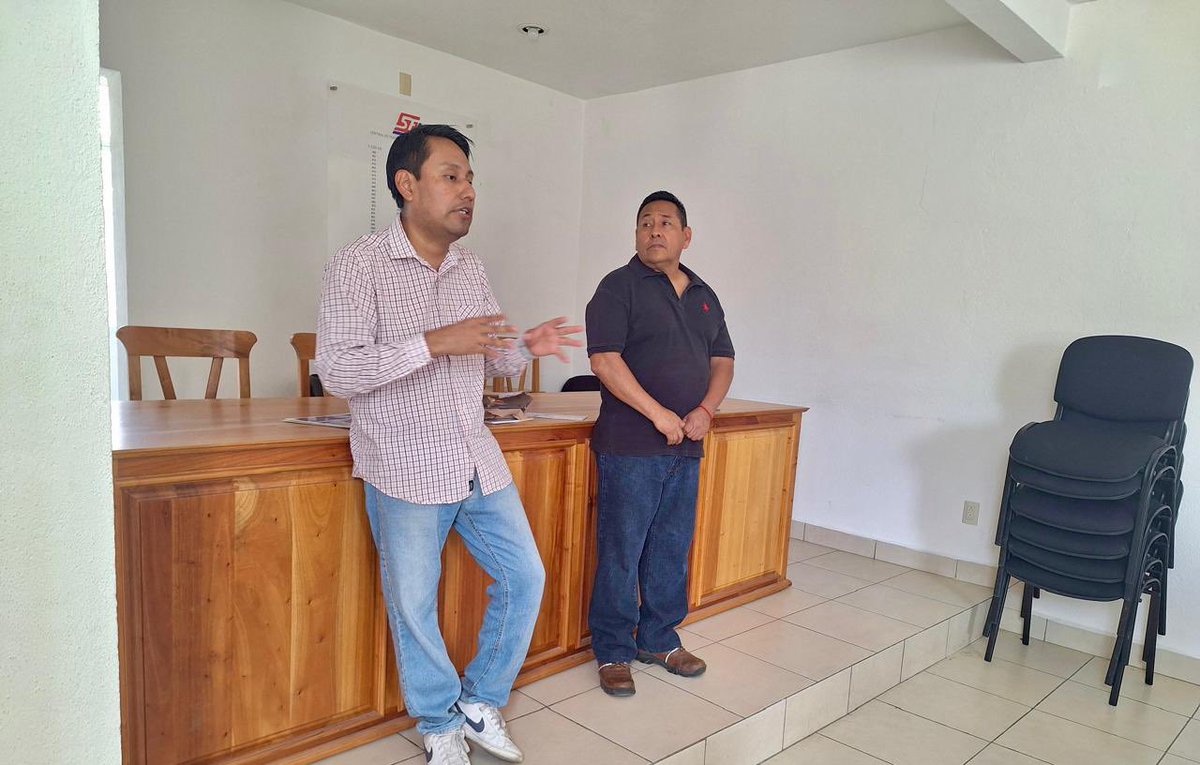 EdenAlejandroAG's tweet photo. #Oaxaca || Hoy tuve una conversación que me recordó por qué el derecho debe estar al servicio de la gente.

Platiqué con los compañeros del sitio de taxis 5 de Febrero, y hablamos sobre el principio de legalidad que es claro: ninguna autoridad puede actuar fuera de la #ley. https://t.co/qTOsk4Q0q8