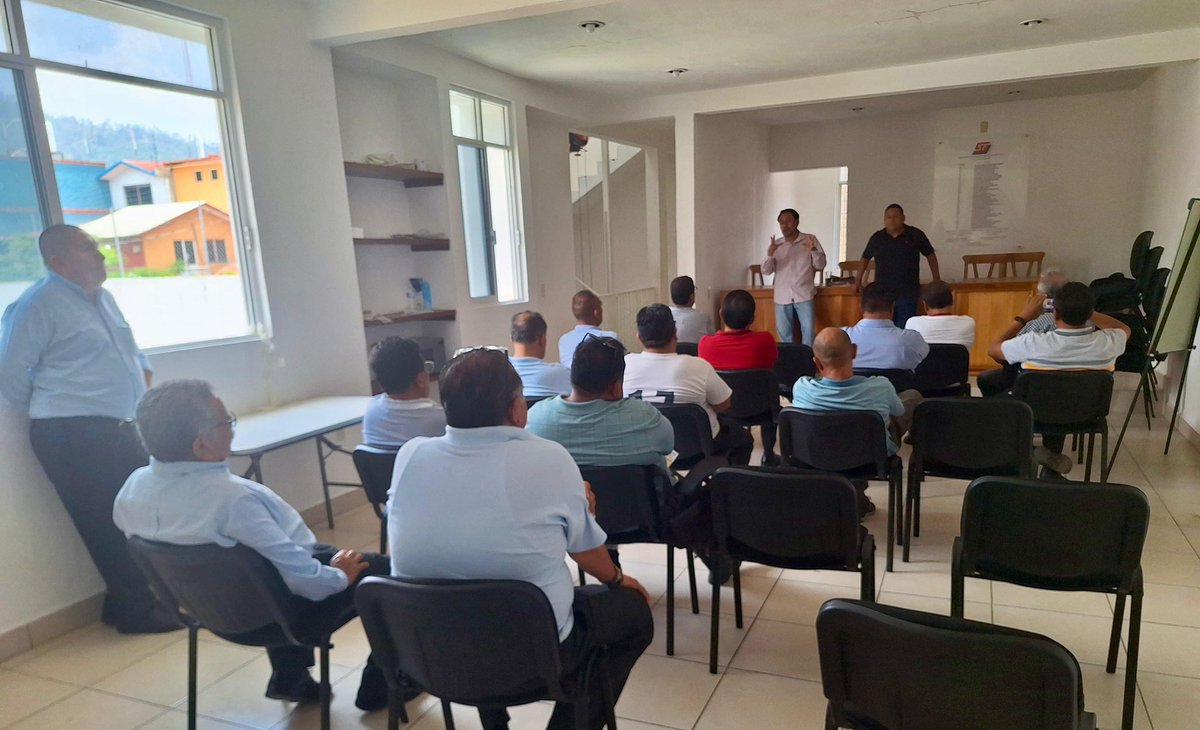 #Oaxaca || Hoy tuve una conversación que me recordó por qué el derecho debe estar al servicio de la gente.

Platiqué con los compañeros del sitio de taxis 5 de Febrero, y hablamos sobre el principio de legalidad que es claro: ninguna autoridad puede actuar fuera de la #ley.