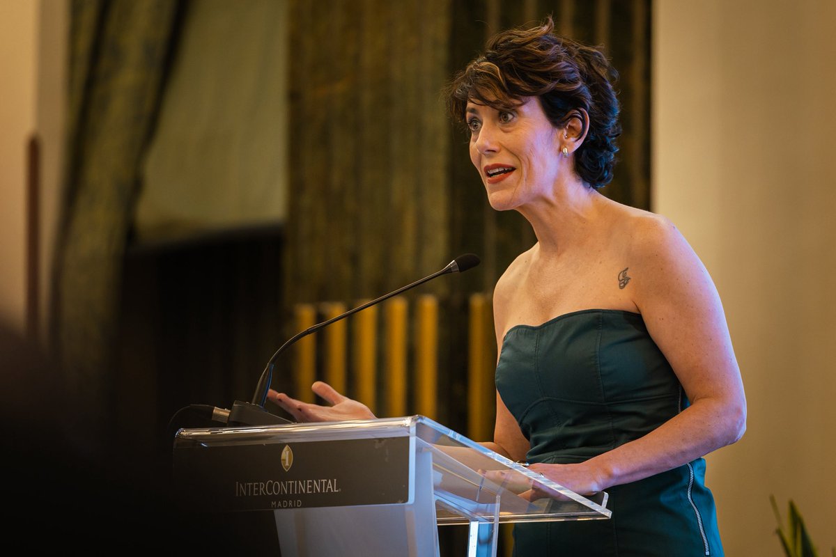 inclusiongob's tweet photo. 🏆 El colegio de Graduados Sociales ha entregado el Premio Centenario a @inclusiongob 

🗣️ La ministra @SaizElma ha recogido el galardón que reconoce la labor de miles de funcionarios que cada día hacen que el sistema de protección social funcione.

👏 Gracias a @CGCOGSE https://t.co/lbwAe2HQF1