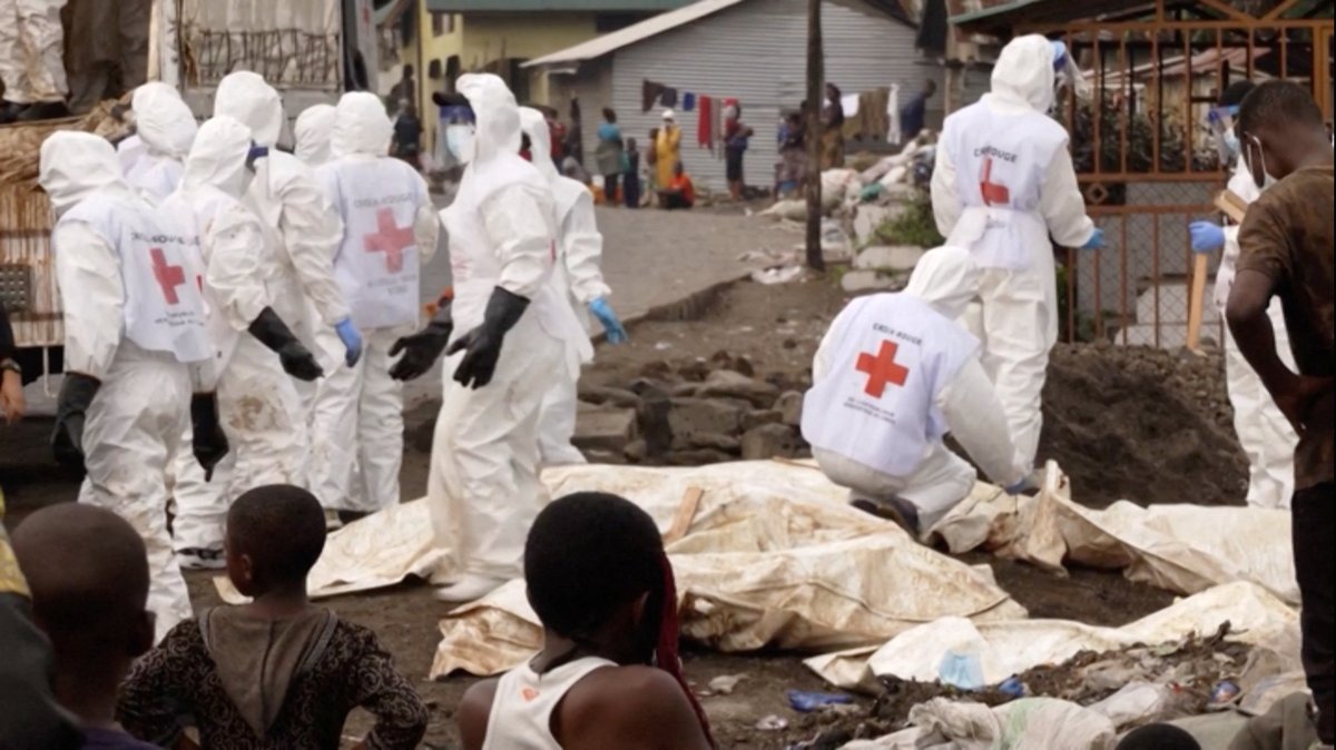 In fact, the video published by Reuters and verified by our fact check team showed humanitarian workers lifting body bags in a Congolese city. The image was pulled from Reuters footage shot after deadly battles with Rwanda-backed M23 rebels reut.rs/4mI3S7w 2/3