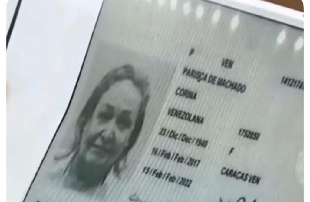 AlexaGomezDos's tweet photo. Y a mí me parece que usted tiene un grave problema de manipulación y le explico en base a lo que comentó ayer en su Post, el cual adjunto y cito 

📌 “- El gobierno venezolano mantiene abiertas las puertas para la repatriación de nacionales deportados desde
EE.UU., tanto de manera triangular (a través de terceros países) como de forma directa.”

El régimen venezolano, al que usted llama gobierno, no puede cerrarle las puertas a sus connacionales, de manera que no puede tomarse como un acto de buena voluntad que mantenga disposición de recibirlos. Es su deber, son sus ciudadanos nada que felicitar ni resaltar allí, mucho menos tomarlo como un avance o logro.

📌 “Se "escapan" cuatro asilados de una embajada sitiada por la policía.”

Cuando ud hace el uso de comillas en escapan, refiriendose el tema de la embajada de Argentina, intenta seguir manipulando a la opinión pública, ya que el mismo secretario de Estado Sr.Marco Rubio, emitió la notificación oficial de la operación que se había ejecutado en la embajada y usted sabe, señor Luis Vicente León, que no se escaparon. Sigue manipulando. 

📌 “Según el gobierno, la madre de la líder opositora más importante del país salió por Maiquetía con un pasaporte emitido por las autoridades venezolanas.”

Llama por segunda vez en el post gobierno a este sistema y le da veracidad a la tesis del régimen y al señor del mazo, que la mamá de @MariaCorinaYA salió por Maiquetía con pasaporte emitido por las autoridades venezolanas y sigue manipulando, porque si le hubiesen emitido un nuevo pasaporte, este no hubiese estado vencido como se vio en la fecha que mostraron en el canal del estado (2022) 

📌 “El gobierno entrega a un detenido estadounidense clave, en acuerdo con el enviado especial de Trump para Venezuela, quien declaró hoy que lo relevante para EE.UU. son sus intereses nacionales y que está dispuesto a mantener abiertos todos los canales que sean necesarios.”

“El gobierno” tercera vez en el post, entrega a un norteamericano que era rehén en el país y ayer mismo detuvieron a otro ciudadano norteamericano en el Zulia y se le imputará por terrorismo.Según el canal del estado venía de Ucrania . Resultado , puerta giratoria . Entregan uno y detienen a otro y quedamos en el mismo lugar, cayéndose la tesis de la supuesta disposición de mantener canales abiertos. 

📌 “Se filtra que se evalúa seriamente extender por un par de meses más el período de gracia (wind down) de las licencias petroleras, abriendo espacio para explorar durante ese tiempo una posible política energética compatible con la visión MAGA.”

Ayer el secretario de estado @SecRubio publicó en esta red, que el 27 de mayo vence la concesión de chevron otorgada por el gobierno demócrata de Biden a Nicolás Maduro, lo que desmonta la tesis de que los MAGA vayan a negociar con regímenes tiranos , cumpliendo y manteniendo de esta manera sus promesas electorales de un hemisferio libre de dictaduras.

📌 “La Corte Suprema prohíbe las deportaciones sumarias, pero elimina el TPS, lo que obliga a buscar mecanismos bilaterales de cooperación para poder operacionalizar el flujo de deportados.
Porque ahora, quienes enfrentan procesos de expulsión pueden acogerse a juicios largos y complejos, y sin relaciones diplomáticas ni vuelos directos, los acuerdos migratorios con Venezuela se convierten en una herramienta funcional para la estrategia de Trump.”

Le explico señor León porque supongo no está informado , ayer @SecRubio explicó que todos los que estaban con el beneficio del TPS pueden solicitar asilo , siempre que tengan expedientes robustos que los sustenten. Así que sigue manipulando al decir que esta estrategia será una herramienta funcional para Trump.

Dicho esto, no necesito ningún cursito como esos que ud dicta, no hay falta de comprensión lectora, simplemente hay una opinión crítica a sus comentarios, lo cual es válido, tomando en cuenta que según usted vivimos en democracia y tenemos un gobierno.Respetuosamente 

Alexandra Gómez