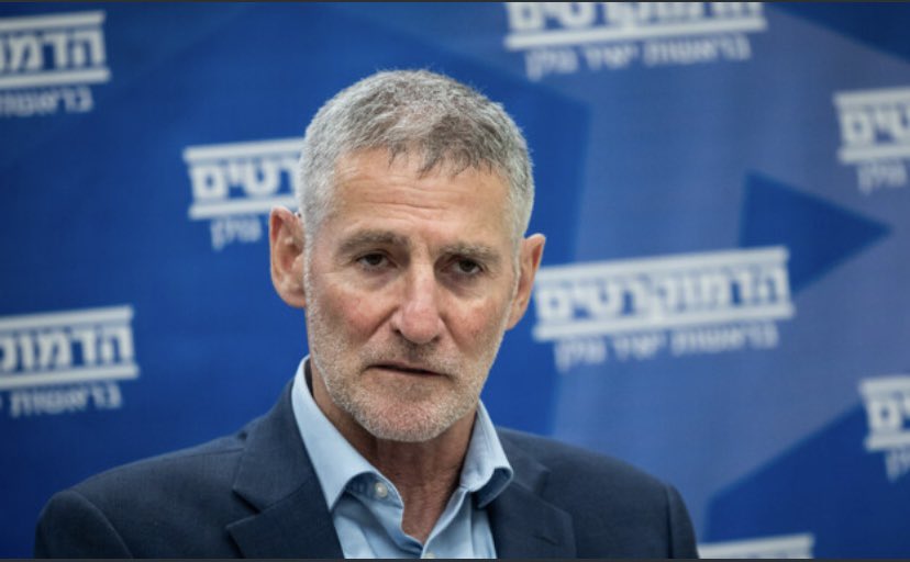 הם בלחץ ממנו, כל אנשי הכוח כבוד כסף, המחנה הימני-ביביסטי הרקוב והמושחת; הגיע לשכונה בחור חדש עם ביצים, פייטר יותר מכולם ביחד שאומר להם בדיוק מה הם שווים (כלום), אמיץ וישר דרך. 
הם מפחדים, החמוצים מהימין. 
<a href="/YairGolan1/">Yair Golan - יאיר גולן</a> המשך בכל הכוח.