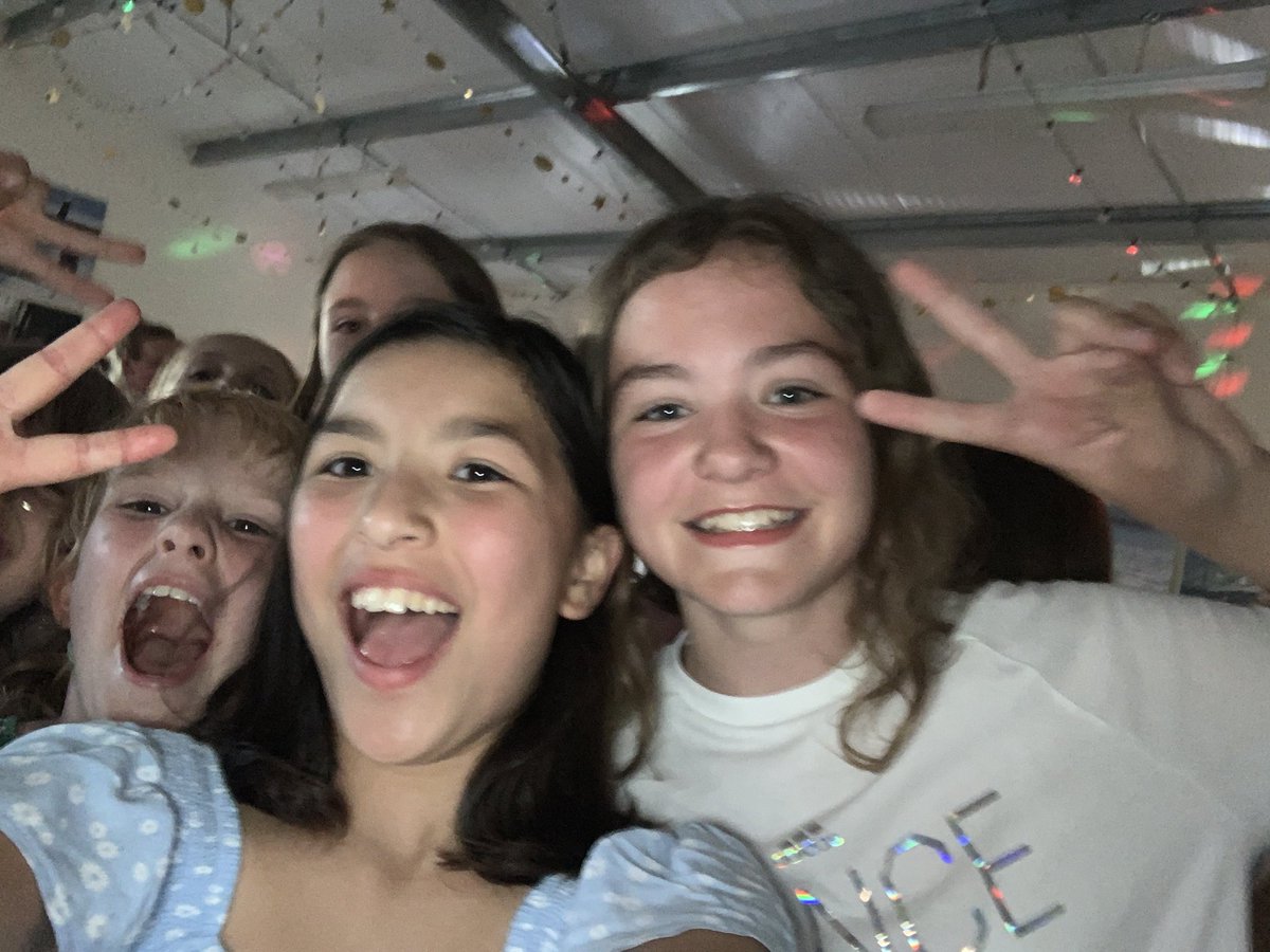 Well what a 10/10 disco that was! Wallscourt learners certainly know how to party! All had great fun and represented the school superbly 🪩